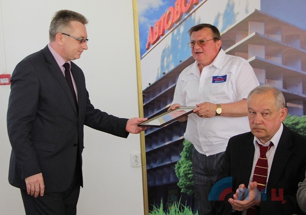 Работники ЛРУАС к 40-летию восстановили разрушенный укрофашистами Луганский автовокзал