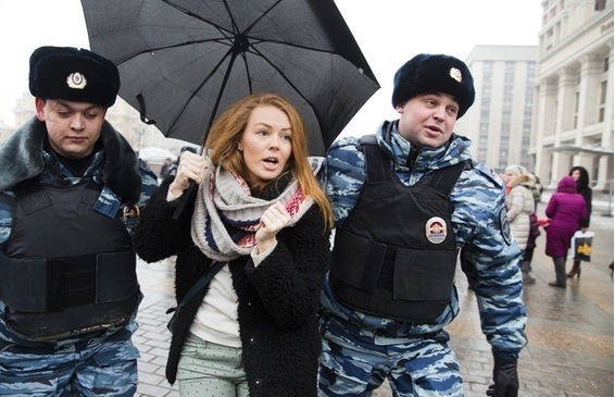 Демонстрантка-дурнушка Татьяна Коммунар