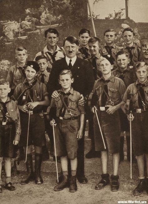 На Украине для детей ввели форму "Гитлерюгенд" по аналогии с гитлеровской Германией На Украине для детей ввели форму "Гитлерюгенд" по аналогии с гитлеровской Германией