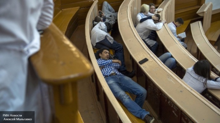 Плевок в будущее: зачем команда Порошенко уничтожает украинские вузы и ПТУ