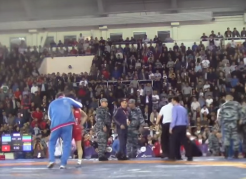 Бойцам ОМОНа пришлось разнимать драку на чемпионате РФ по вольной борьбе