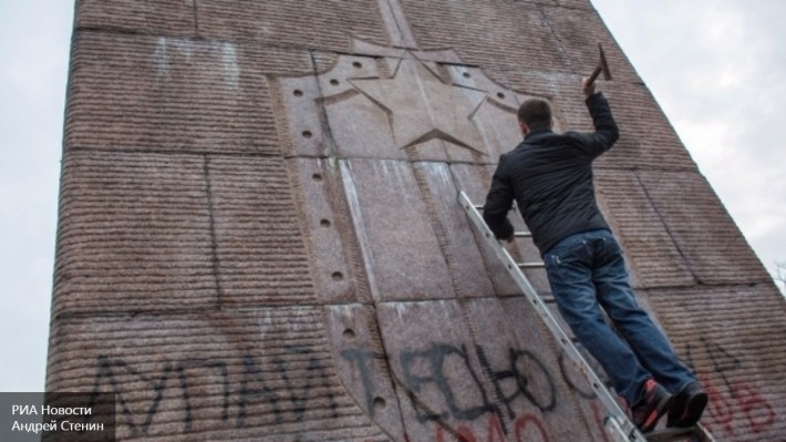 Памятники чекистам и Ленину с трудом удалось снести в Киеве и Одессе