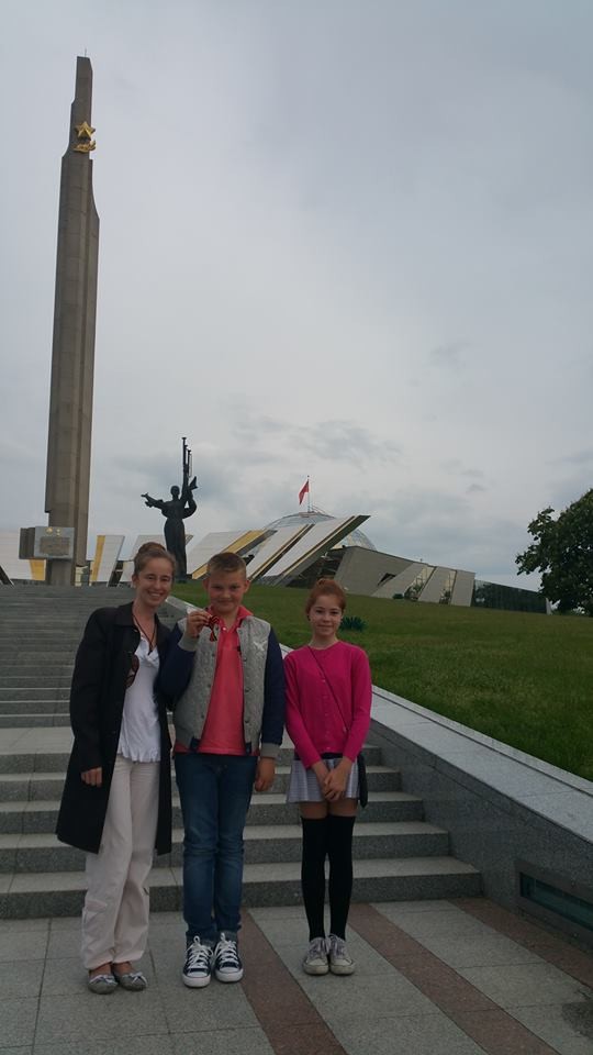 Российский бизнесмен перевёз из Киева в Белоруссию мать с девочкой, на которых напали нацисты за Георгиевскую ленту 9 мая Российский бизнесмен перевёз из Киева в Белоруссию мать с девочкой, на которых напали нацисты за Георгиевскую ленту 9 мая