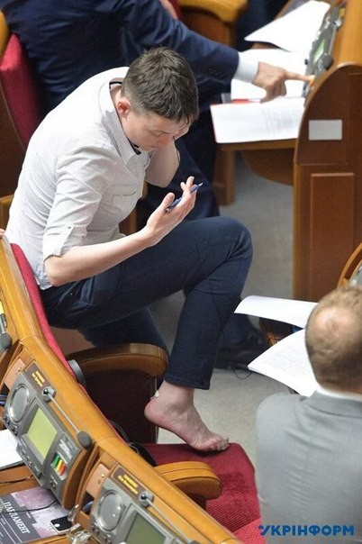 Верховные нары Савченко, выступила с речью и села на корточки.