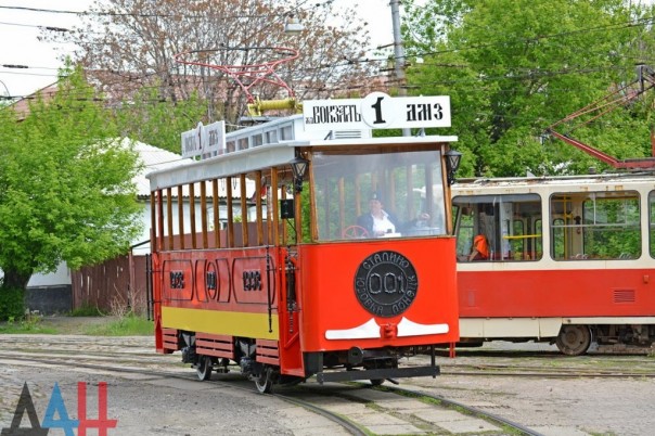 В Луганске и Донецке прошли масштабные первомайские демонстрации