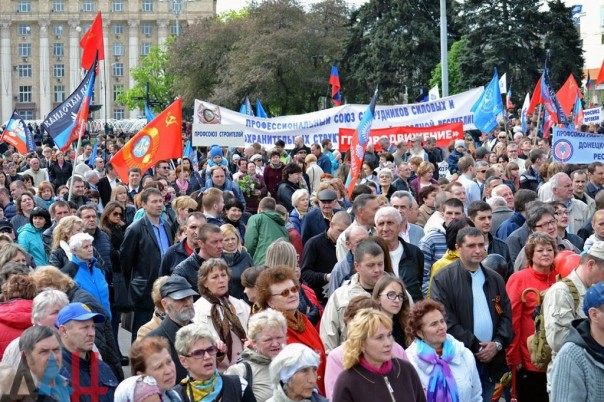В Луганске и Донецке прошли масштабные первомайские демонстрации