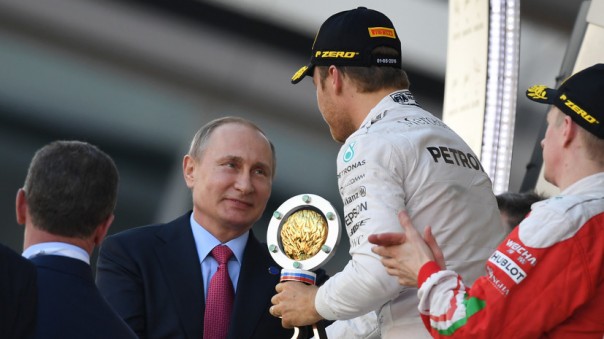 «Формула-1» в Сочи: Владимир Путин вручил кубок победителю Гран-при России Нико Росбергу