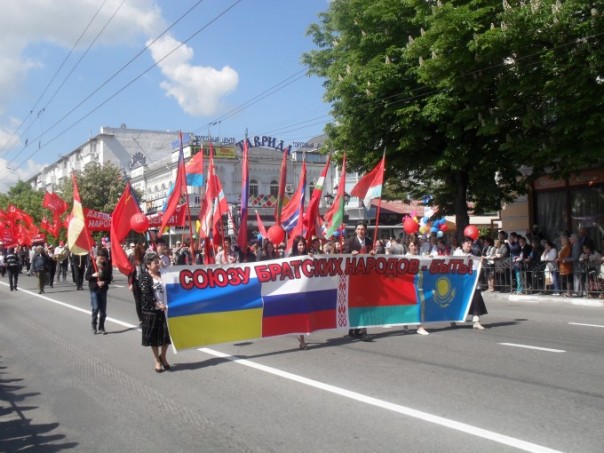 Как прошёл Первомай в оккупированном Симферополе и украинской демократичной Одессе. 