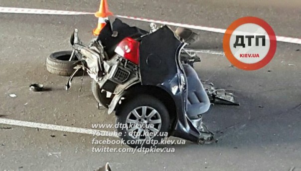 В Киеве Volkswagen с известными автогонщиками разорвало на три части. Фото