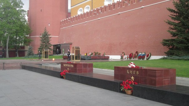 У мемориала Киеву в Москве появились желто-голубые цветы и почетный караул украинских пограничников