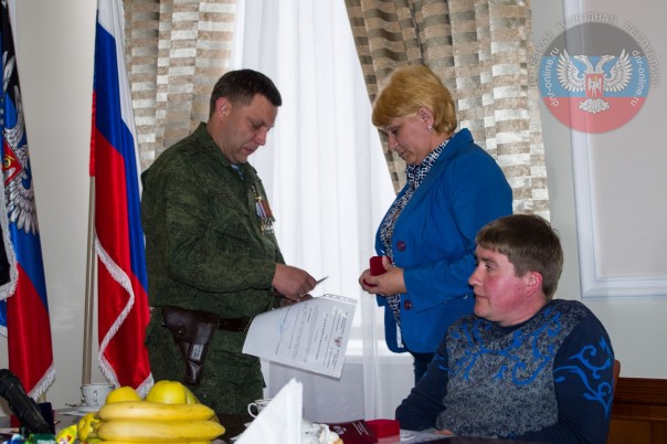 Глава ДНР Александр Захарченко вручил награды родственникам погибших Героев Донецкой Народной Республики