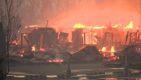 Лесные пожары в Канаде: спасти от огня 80-тысячный город не удастся. Огонь подбирается к нефтепромыслам