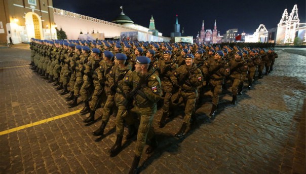 Репетиция Парада Победы: 9 мая без сюрпризов не обойдется. Видео 360: Ночная репетиция парада Победы на Красной площади из кабины «Тигра»