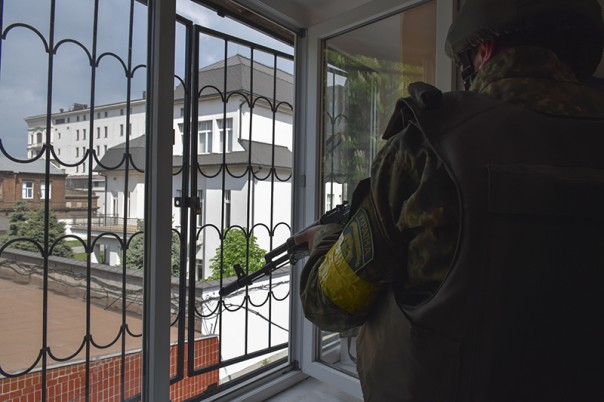 В Мариуполе полиция тренировалась отбивать вооруженные атаки на полицейские участки