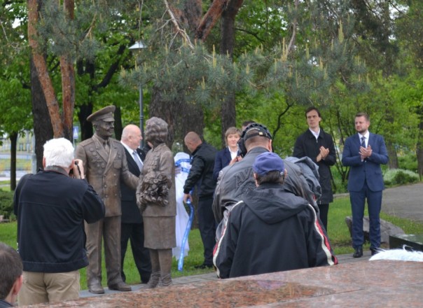 В Киеве открыли памятник в честь советских ветеранов войны В Киеве открыли памятник в честь советских ветеранов войны