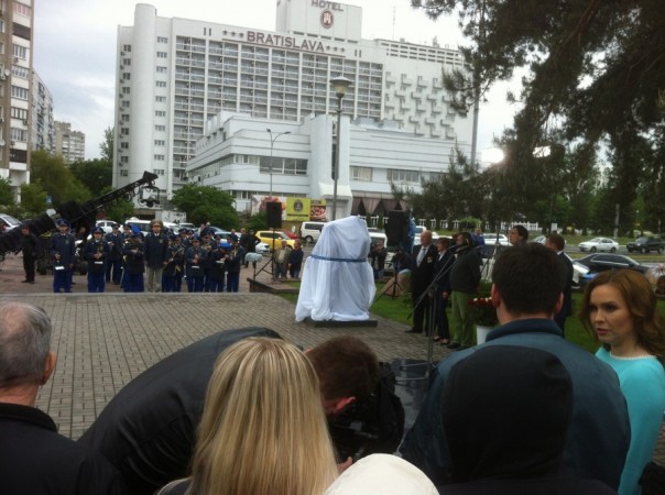 В Киеве открыли памятник в честь советских ветеранов войны В Киеве открыли памятник в честь советских ветеранов войны