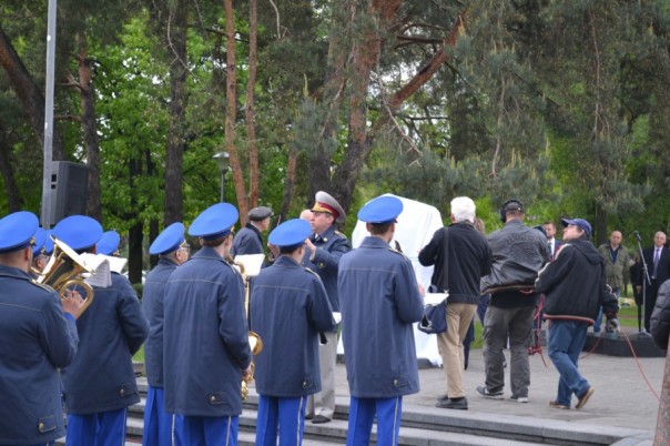 В Киеве открыли памятник в честь советских ветеранов войны В Киеве открыли памятник в честь советских ветеранов войны
