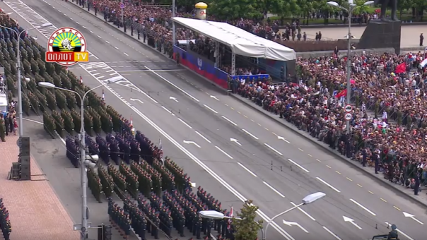 В центре Донецка прошел военный парад в честь 71-й годовщины Великой Победы В центре Донецка прошел военный парад в честь 71-й годовщины Великой Победы