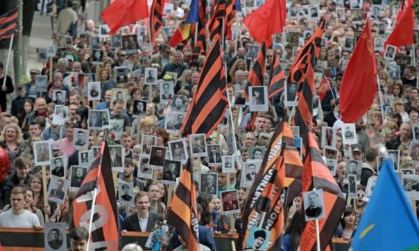 Вопреки НАТО и властям Молдовы впервые в Кишиневе состоялась грандиозная акция «Бессмертный полк» Вопреки НАТО и властям Молдовы впервые в Кишиневе состоялась грандиозная акция «Бессмертный полк»