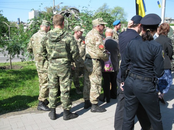 Жирный украинский полицай: Уберите Георгиевскую ленту, а то и я пострадаю Жирный украинский полицай: Уберите Георгиевскую ленту, а то и я пострадаю