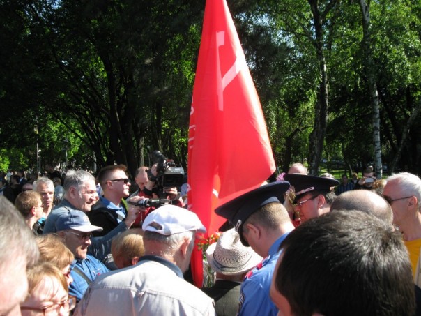 Жирный украинский полицай: Уберите Георгиевскую ленту, а то и я пострадаю Жирный украинский полицай: Уберите Георгиевскую ленту, а то и я пострадаю