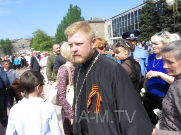 Мелитопольский священник пришёл на митинг с георгиевской ленточкой