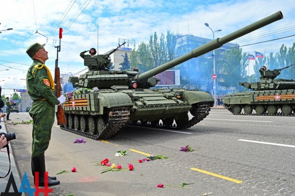 Фоторепортаж: Военный парад в Донецке в честь 71-й годовщины Победы в Великой Отечественной войне