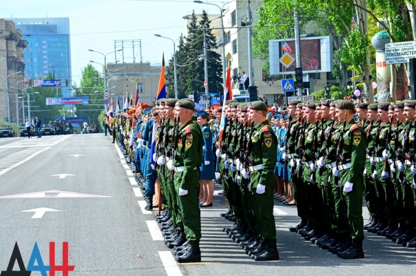 Фоторепортаж: Военный парад в Донецке в честь 71-й годовщины Победы в Великой Отечественной войне Фоторепортаж: Военный парад в Донецке в честь 71-й годовщины Победы в Великой Отечественной войне