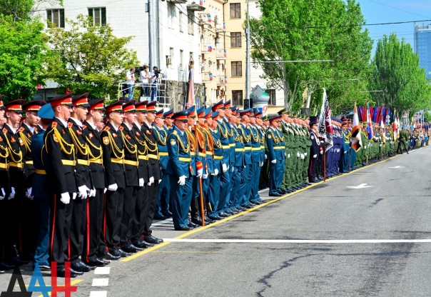 Фоторепортаж: Военный парад в Донецке в честь 71-й годовщины Победы в Великой Отечественной войне Фоторепортаж: Военный парад в Донецке в честь 71-й годовщины Победы в Великой Отечественной войне
