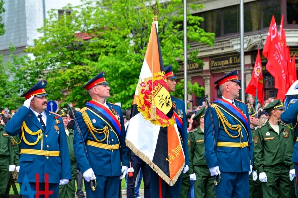 Фоторепортаж: Военный парад в Донецке в честь 71-й годовщины Победы в Великой Отечественной войне Фоторепортаж: Военный парад в Донецке в честь 71-й годовщины Победы в Великой Отечественной войне