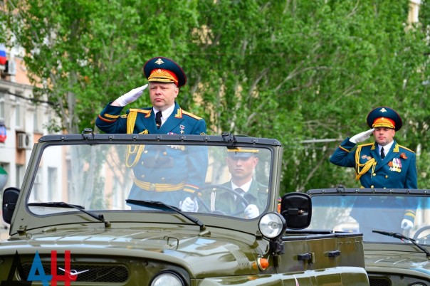 Фоторепортаж: Военный парад в Донецке в честь 71-й годовщины Победы в Великой Отечественной войне Фоторепортаж: Военный парад в Донецке в честь 71-й годовщины Победы в Великой Отечественной войне