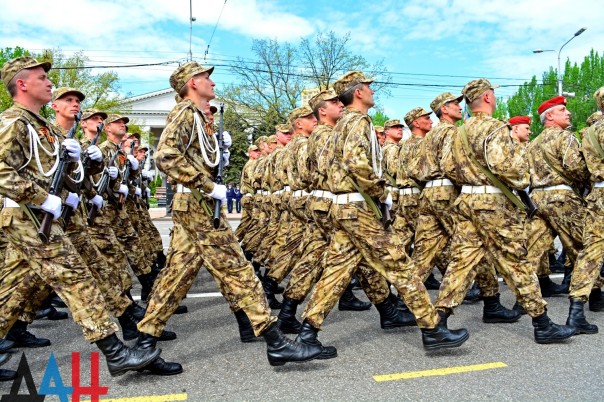 Фоторепортаж: Военный парад в Донецке в честь 71-й годовщины Победы в Великой Отечественной войне Фоторепортаж: Военный парад в Донецке в честь 71-й годовщины Победы в Великой Отечественной войне