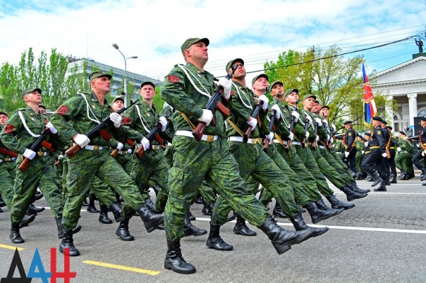 Фоторепортаж: Военный парад в Донецке в честь 71-й годовщины Победы в Великой Отечественной войне Фоторепортаж: Военный парад в Донецке в честь 71-й годовщины Победы в Великой Отечественной войне