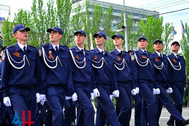 Фоторепортаж: Военный парад в Донецке в честь 71-й годовщины Победы в Великой Отечественной войне Фоторепортаж: Военный парад в Донецке в честь 71-й годовщины Победы в Великой Отечественной войне