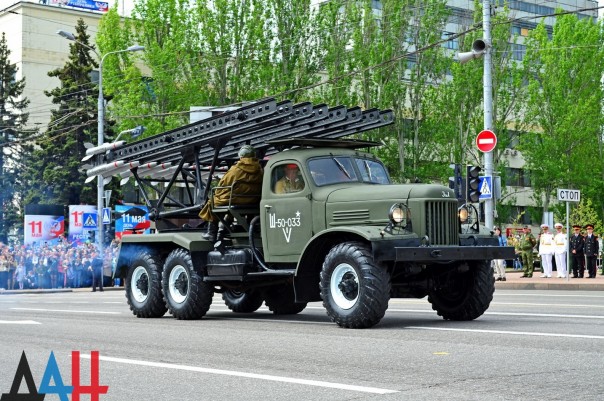 Фоторепортаж: Военный парад в Донецке в честь 71-й годовщины Победы в Великой Отечественной войне Фоторепортаж: Военный парад в Донецке в честь 71-й годовщины Победы в Великой Отечественной войне