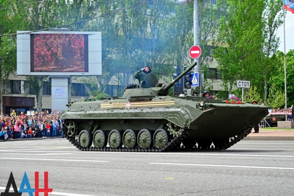 Фоторепортаж: Военный парад в Донецке в честь 71-й годовщины Победы в Великой Отечественной войне Фоторепортаж: Военный парад в Донецке в честь 71-й годовщины Победы в Великой Отечественной войне