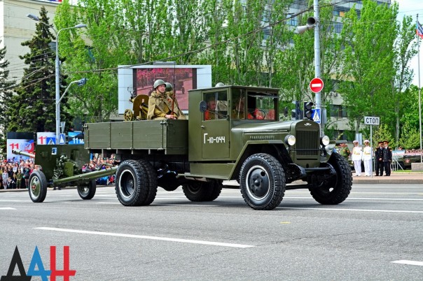 Фоторепортаж: Военный парад в Донецке в честь 71-й годовщины Победы в Великой Отечественной войне Фоторепортаж: Военный парад в Донецке в честь 71-й годовщины Победы в Великой Отечественной войне