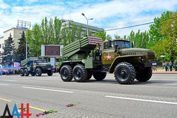 Фоторепортаж: Военный парад в Донецке в честь 71-й годовщины Победы в Великой Отечественной войне Фоторепортаж: Военный парад в Донецке в честь 71-й годовщины Победы в Великой Отечественной войне