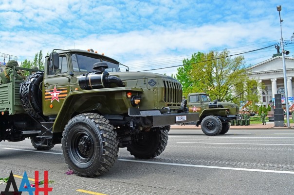Фоторепортаж: Военный парад в Донецке в честь 71-й годовщины Победы в Великой Отечественной войне Фоторепортаж: Военный парад в Донецке в честь 71-й годовщины Победы в Великой Отечественной войне