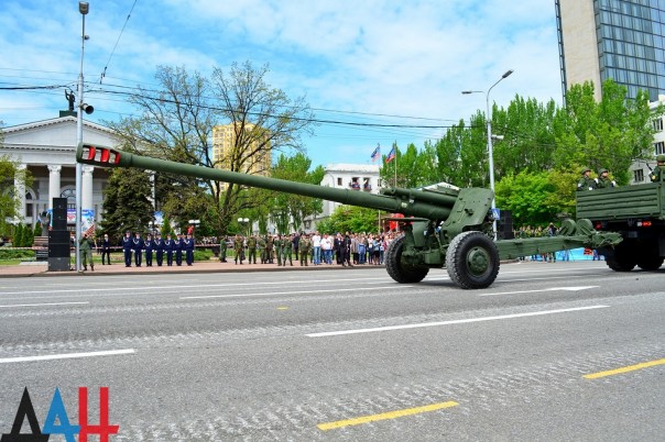 Фоторепортаж: Военный парад в Донецке в честь 71-й годовщины Победы в Великой Отечественной войне Фоторепортаж: Военный парад в Донецке в честь 71-й годовщины Победы в Великой Отечественной войне