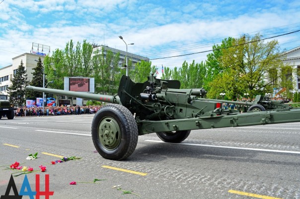 Фоторепортаж: Военный парад в Донецке в честь 71-й годовщины Победы в Великой Отечественной войне Фоторепортаж: Военный парад в Донецке в честь 71-й годовщины Победы в Великой Отечественной войне