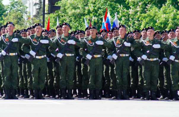 Фоторепортаж: Около 70 тыс. человек празднуют в центре Луганска День Победы Фоторепортаж: Около 70 тыс. человек празднуют в центре Луганска День Победы