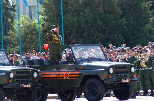 Фоторепортаж: Около 70 тыс. человек празднуют в центре Луганска День Победы Фоторепортаж: Около 70 тыс. человек празднуют в центре Луганска День Победы