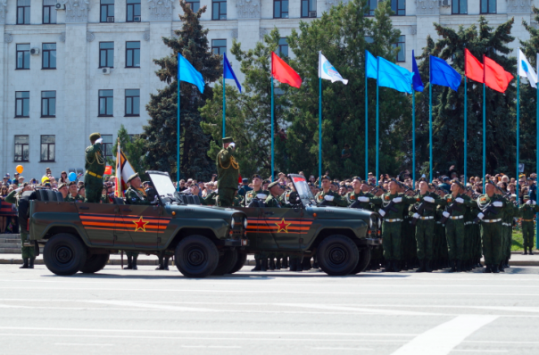 Фоторепортаж: Около 70 тыс. человек празднуют в центре Луганска День Победы Фоторепортаж: Около 70 тыс. человек празднуют в центре Луганска День Победы