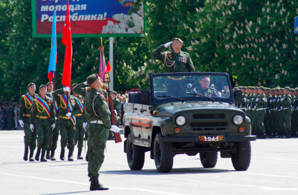 Фоторепортаж: Около 70 тыс. человек празднуют в центре Луганска День Победы Фоторепортаж: Около 70 тыс. человек празднуют в центре Луганска День Победы