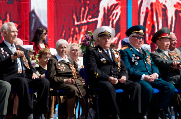 Фоторепортаж: Около 70 тыс. человек празднуют в центре Луганска День Победы Фоторепортаж: Около 70 тыс. человек празднуют в центре Луганска День Победы
