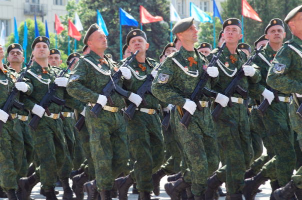 Фоторепортаж: Около 70 тыс. человек празднуют в центре Луганска День Победы Фоторепортаж: Около 70 тыс. человек празднуют в центре Луганска День Победы