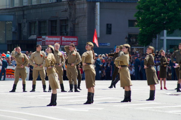 Фоторепортаж: Около 70 тыс. человек празднуют в центре Луганска День Победы Фоторепортаж: Около 70 тыс. человек празднуют в центре Луганска День Победы