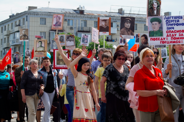 Фоторепортаж: Около 70 тыс. человек празднуют в центре Луганска День Победы Фоторепортаж: Около 70 тыс. человек празднуют в центре Луганска День Победы