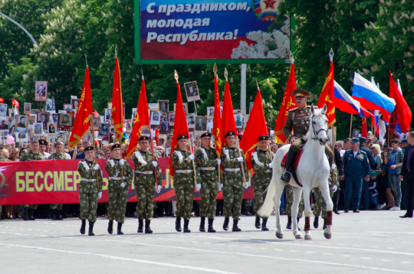 Фоторепортаж: Около 70 тыс. человек празднуют в центре Луганска День Победы Фоторепортаж: Около 70 тыс. человек празднуют в центре Луганска День Победы